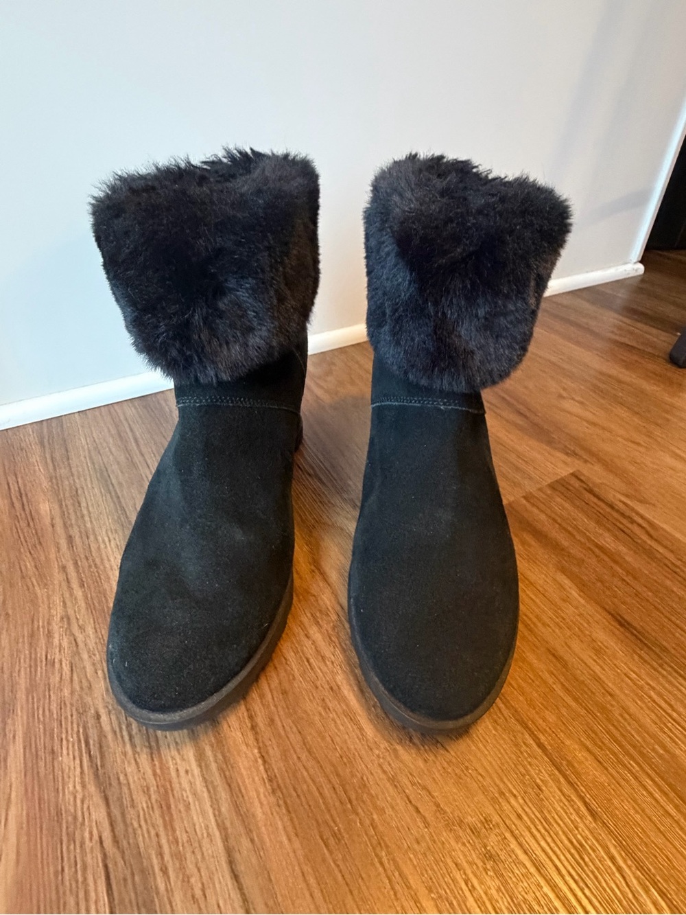 Koolaburra by Ugg Black Suede Faux-Fur Cuff Winter Booties. - Picture 2 of 7